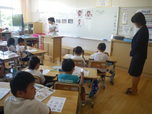 栄養教諭の高野先生と1年生が「楽しい給食」について学習しました。\\\