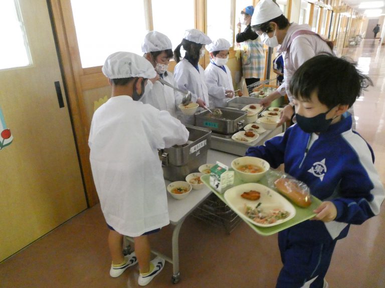 4/11 1年生の給食配膳風景 « 行方市立麻生東小学校
